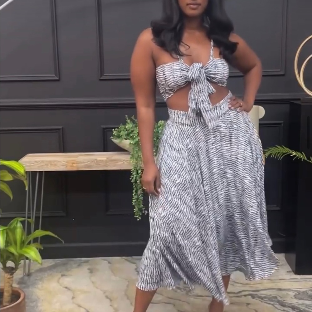 NWT cropped tie front set